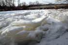 Hasiči odstřelují nahromaděný led na Jizeře v Sytové