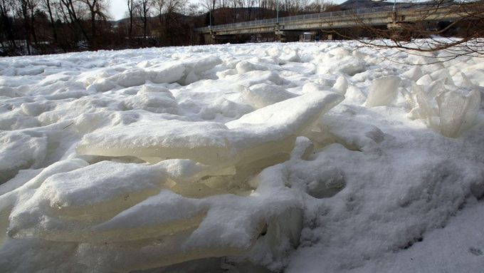 Tají i ledové kry na řece Ohři