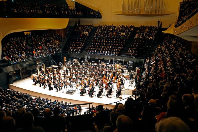 Koncert v hlavním sále Philharmonie de Paris, foceno před pandemií.