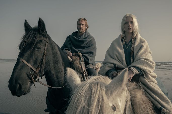 Alexander Skarsgård jako Amleth a Anya Taylor-Joy v roli Olgy.