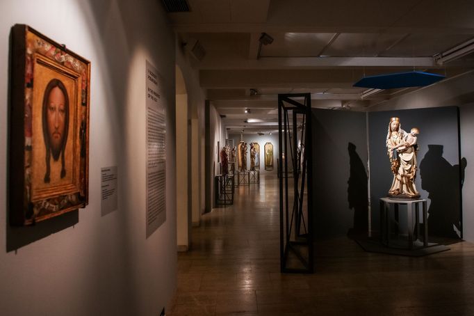 Na snímku je pohled do expozice, vpravo stojí jedna z kopií Plzeňské madony.