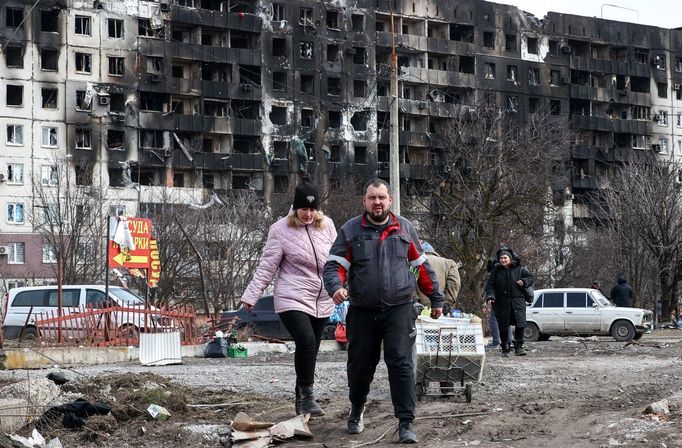 Zničené obytné domy v Mariupolu na Ukrajině, 17. 3. 2022.