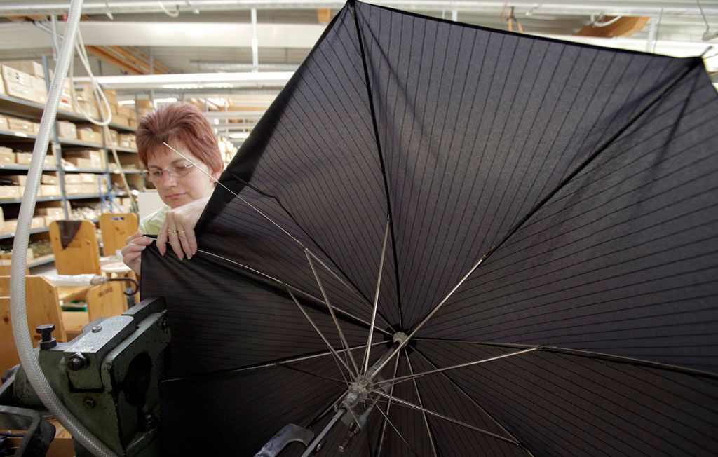Fotky z továrny na deštníky: Tady se vyrábí pro celou Evropu