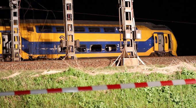 Snímky z Nizozemska, kde ve městě Voorschoten nedaleko Haagu vykolejil osobní vlak.