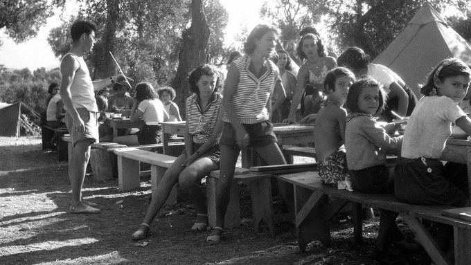 Román Paměť dívky se odehrává na letním táboře v normandském departementu Orne v 50. letech. Na fotografii je jeden takový z roku 1948 v departementu Alpes-Maritimes.