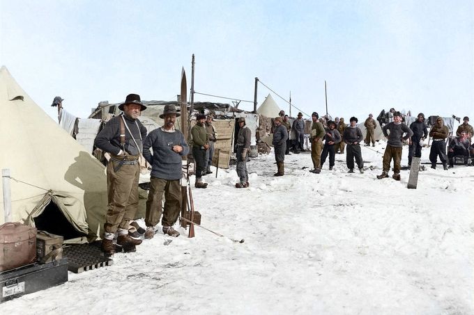 Shackleton a jeho posádka po potopení lodi Endurance. Rok 1914, kolorováno.