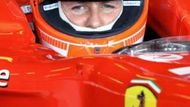 Michael Schumacher sedí v monopostu Ferrari při tréninku na maďarskou Grand Prix na Hungaroringu.