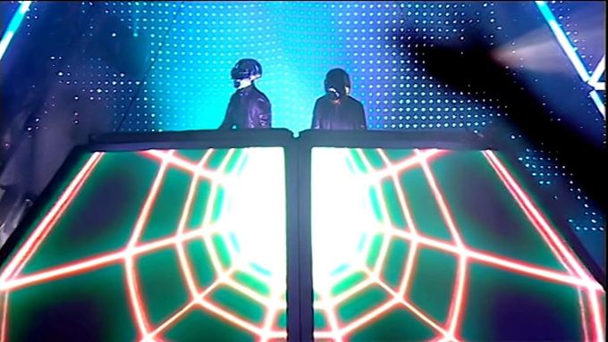 Taneční hit One More Time, jak ho Daft Punk uvedli na anglickém festivalu Wireless.