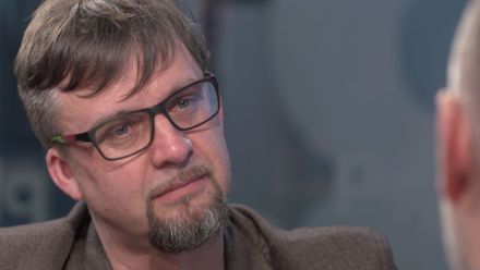 Zastřelit, pověsit. Výhrůžky smrtí na síti žene strach, Facebook v boji s nimi selhává, říká Kwolek