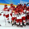 Dánské hokejistky slaví vítězství nad Českem v olympijském turnaji