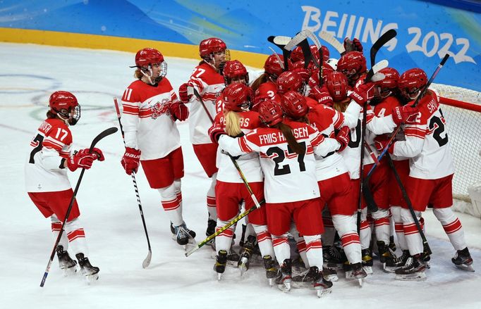 Dánské hokejistky slaví vítězství nad Českem v olympijském turnaji