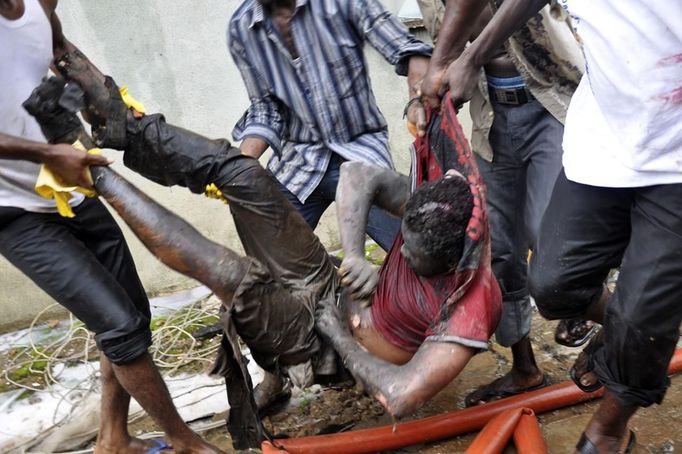 ATTENTION EDITORS - VISUAL COVERAGE OF SCENES OF INJURY OR DEATH A victim is carried from the scene of a plane crash in Nigeria's commercial capital Lagos, June 3, 2012. A passenger plane carrying nearly 150 people crashed into a densely populated part of Lagos on Sunday, in what looked like a major disaster in Nigeria's commercial hub. There was no early word from airline or civil aviation authority officials in the West African country on casualties. REUTERS/Stringer (NIGERIA - Tags: DISASTER TRANSPORT) QUALITY FROM SOURCE TEMPLATE OUT Published: Čer. 3, 2012, 6:45 odp.