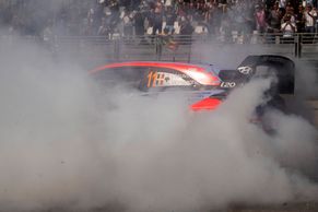 Neuville byl doma prorokem, v Belgické rallye zmizel soupeřům v oblacích prachu