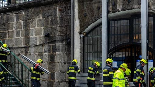 Hasiči připravují protipovodňová opatření v Praze.