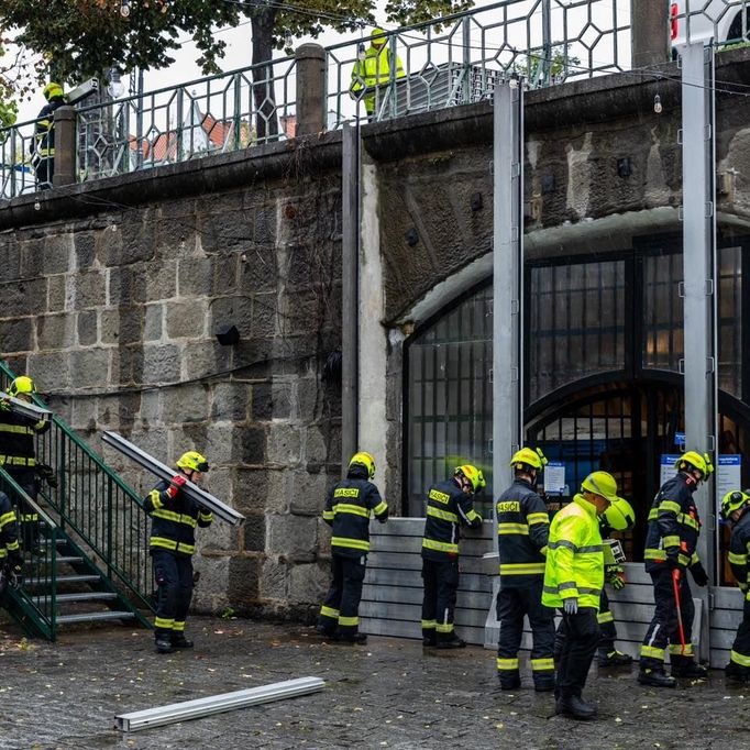 Hasiči připravují protipovodňová opatření v Praze.