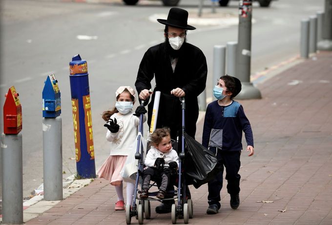 Rodina ortodoxních Židů v izraelském městě Bnej Brak.