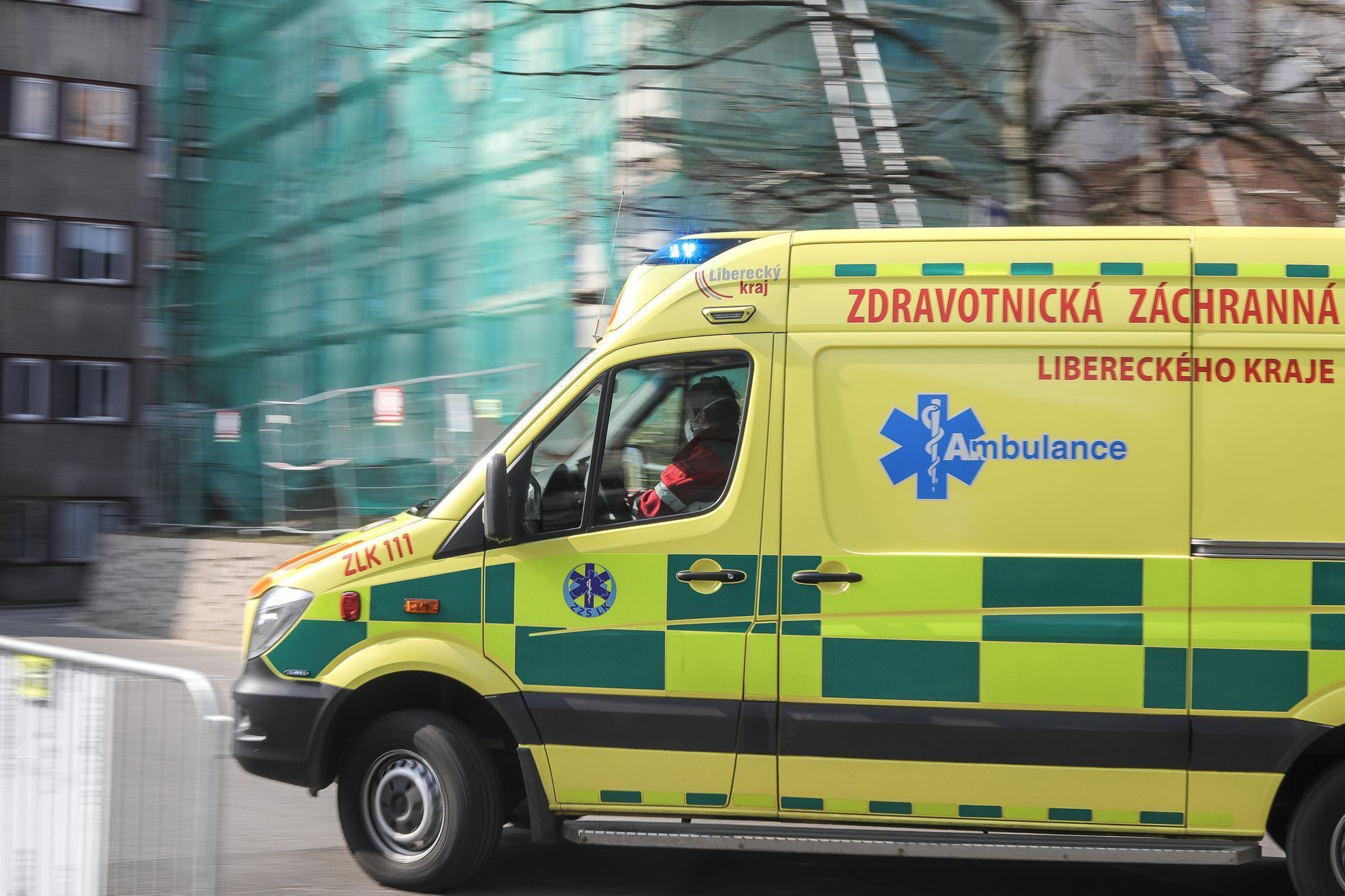 Koronavirus, COVID - Uzavřená Nemocnice Liberec - sanitka, pohotovost, checkpoint, drive-in kontrola, medik, zdravotník