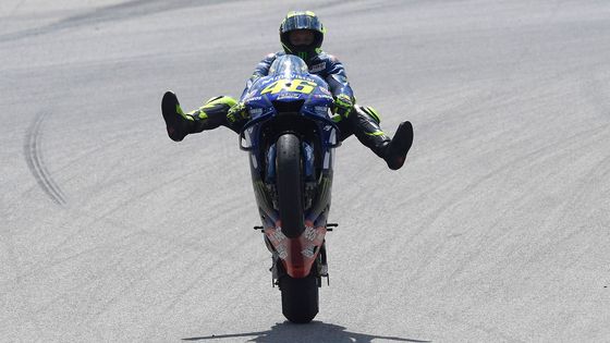 I když řada jezdců změní příští rok týmy, jedna jistota zůstává - Valentino Rossi zase usedne na Yamahu.