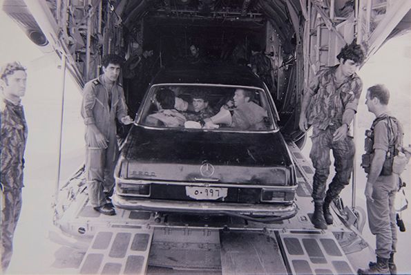 Příslušníci speciální izraelské jednotky Sajeret Matkal s černým mercedesem na fotografii pořízené po skončení operace Kulový blesk.