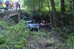 Při havárii na Kolínsku spadlo auto z mostu přes potok, řidička utrpěla vážná zranění
