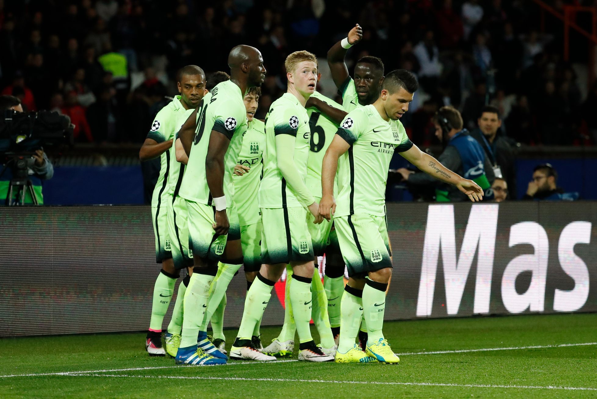 Kevin De Bruyne slaví se spoluhráči gól Manchesteru City v Lize mistrů