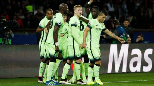 Kevin De Bruyne slaví se spoluhráči gól Manchesteru City v Lize mistrů