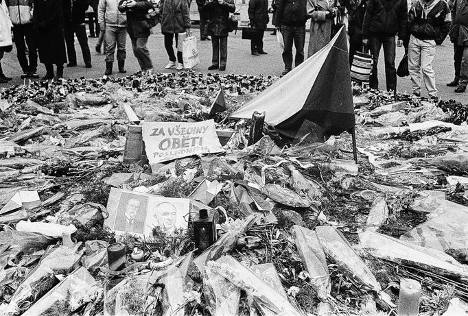 Unikátní fotografie ze zákulisí Václava Havla z období Sametové revoluce. Období mezi léty 1989-90.