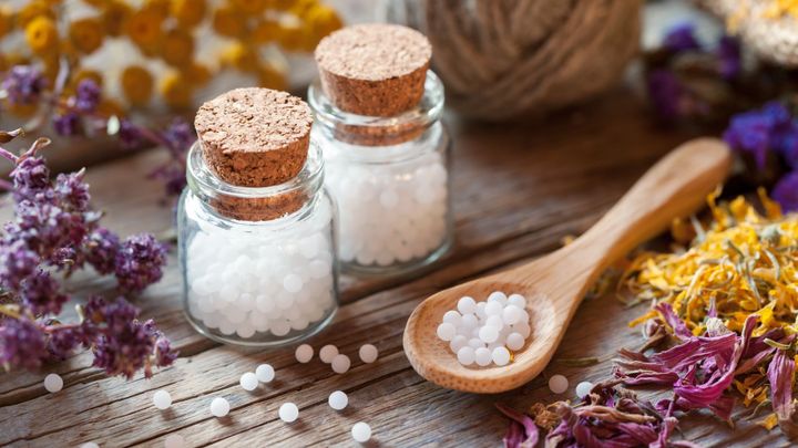 Homeopatika jako léčivá lež. Lidé je chtějí, krčí rameny lékárníci a prodeje rostou