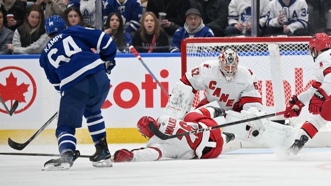 Gól Davida Kämpfa v zápase NHL Toronto - Carolina