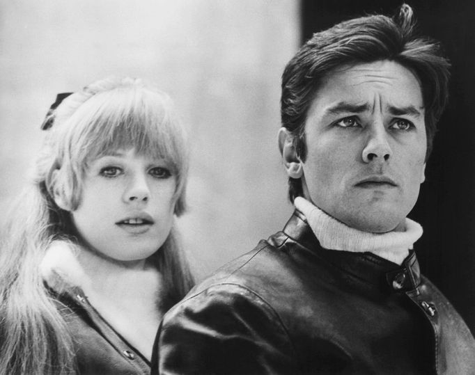 Alain Delon a Marianne Faithfull ve filmu Dívka na motocyklu z roku 1968.