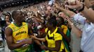 Jamajský sprinter Usain Bolt slaví vítězství ve sprintu na 200 metrů na OH 2012 v Londýně.