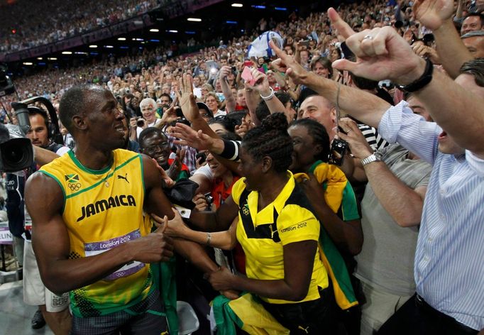 Jamajský sprinter Usain Bolt slaví vítězství ve sprintu na 200 metrů na OH 2012 v Londýně.