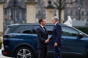 Tajemný Peugeot francouzského prezidenta. Po Praze jezdí speciální verzí SUV 5008