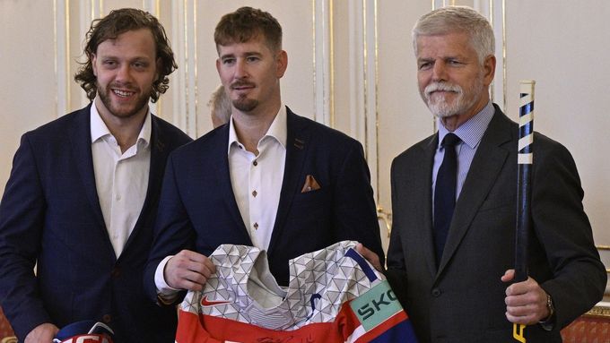 Prezident Petr Pavel s hokejisty Davidem Pastrňákem a Romanem Červenkou