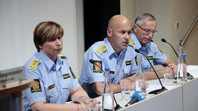 Teď už bývalý šéf norské policie Oeystein Maeland (uprostřed) na tiskové konferenci.