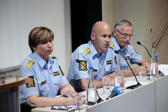 Teď už bývalý šéf norské policie Oeystein Maeland (uprostřed) na tiskové konferenci.