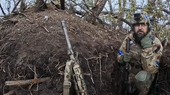 Ukrajinský filmař z Krymu zveřejnil záběry z dramatické bitvy v zákopech u Avdijivky