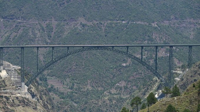 Most Chenab tyčící se nad stejnojmennou řekou si vysloužil světové prvenství.