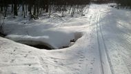 Sem zatím jaro nedorazilo. Mnohé stopy i svahy však zejí prázdnotou, mnozí lyžaři už to odpískali...