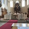 Liturgické alby pro ministranty a kněze  z tvorby Marie Zelené v Břevnovském  klášteře v Praze