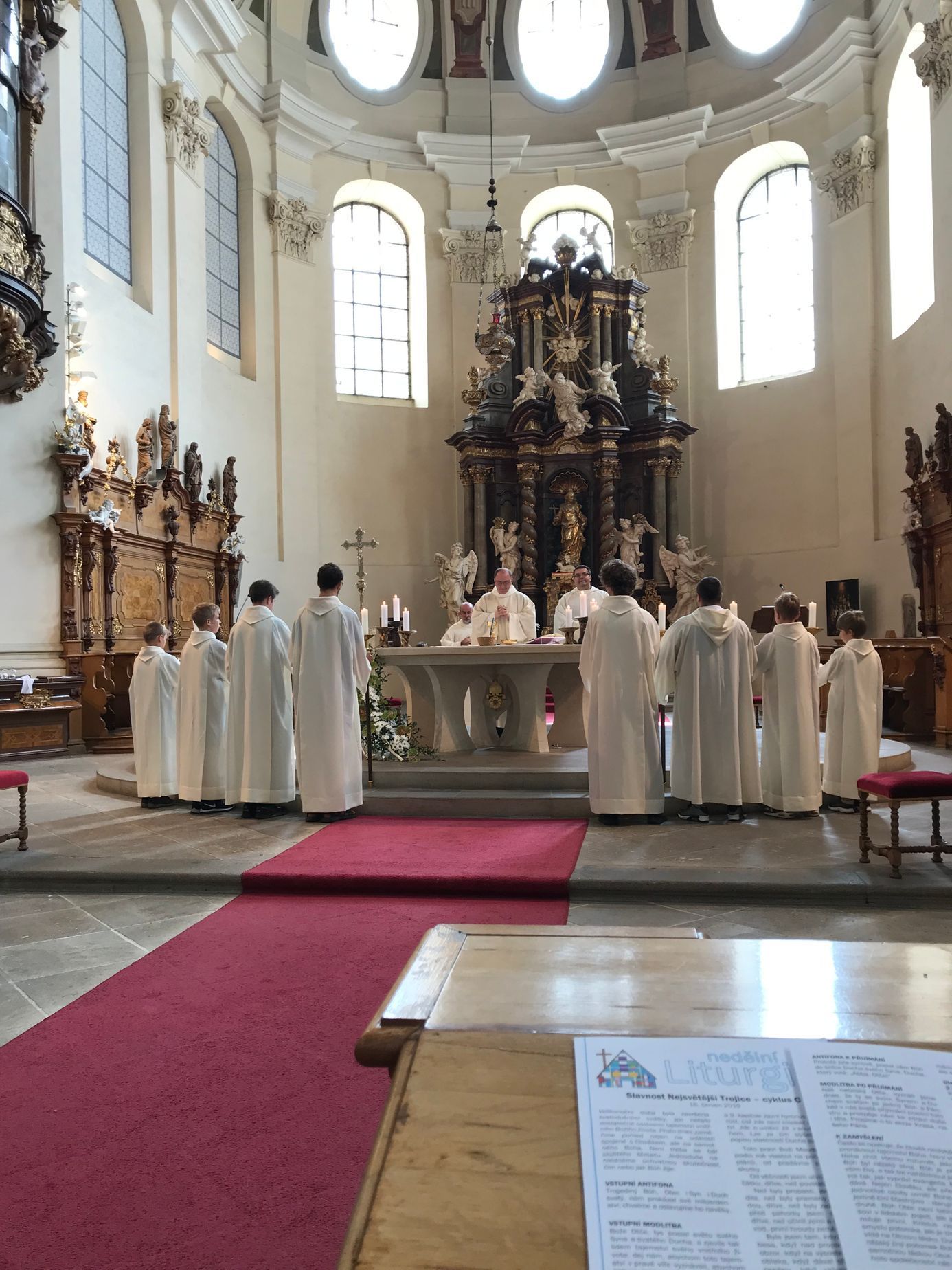Liturgické alby pro ministranty a kněze  z tvorby Marie Zelené v Břevnovském  klášteře v Praze