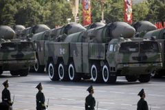 Hrdá Čína ukázala na přehlídce k výročí tanky a rakety