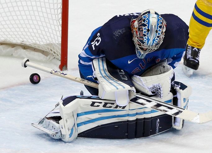 Švédko - Finsko: Kari Lehtonen dostává gól na 1:2