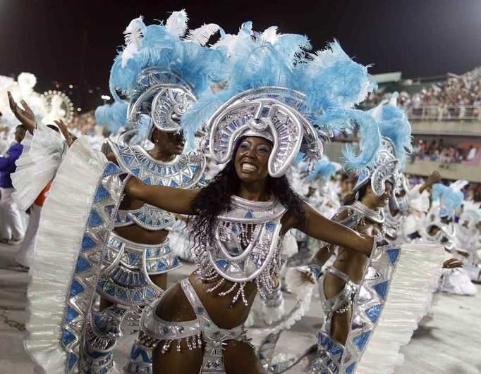 Revellers of the uniao da ilha Uniao da Ilha samba school participate on the first night of the annual Carnival parade in Rio de Janeiro's Sambadrome, February 11, 2013. REUTERS/Pilar Olivares (BRAZIL - Tags: SOCIETY) Published: Úno. 11, 2013, 5:22 dop.