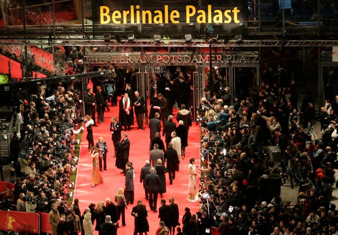 Festivalový palác obklíčily před slavnostním zahájením stovky lidí.