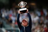 Neuvěřitelná jízda se šťastným koncem. Sedm let po druhém triumfu Petry Kvitové na Wimbledonu má Česko znovu grandslamovou vítězku ve dvouhře. Překvapivě se jí stala pětadvacetiletá Barbora Krejčíková.