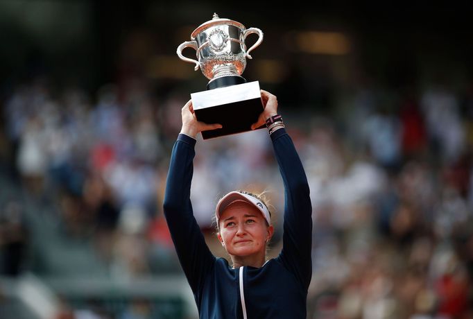 Barbora Krejčíková s trofejí pro vítězku French Open