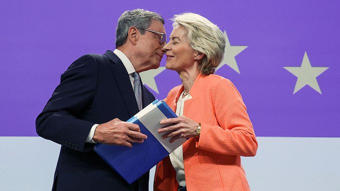 Bývalý šéf Evropské centrální banky Mario Draghi a předsedkyně Evropské komise Ursula von der Leyenová během představení zprávy o konkurenceschopnosti EU 9. září 2024