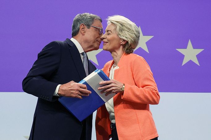 Bývalý šéf Evropské centrální banky Mario Draghi a předsedkyně Evropské komise Ursula von der Leyenová během představení zprávy o konkurenceschopnosti EU 9. září 2024