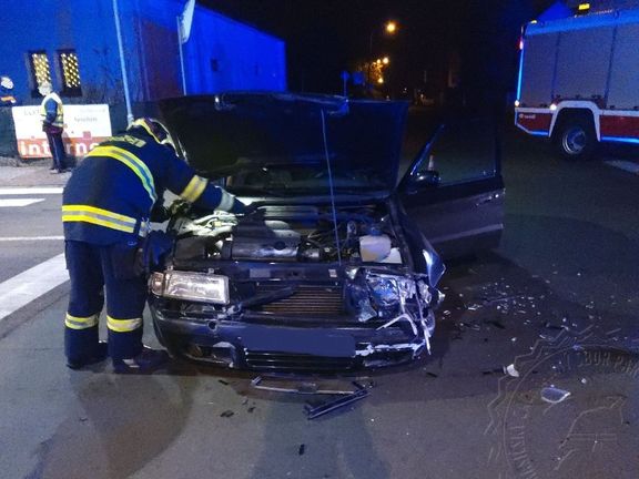 Jeden ze dvou nabouraných vozů při dopravní nehodě jednoho z blízkých osobních strážců prezidenta Miloše Zemana.